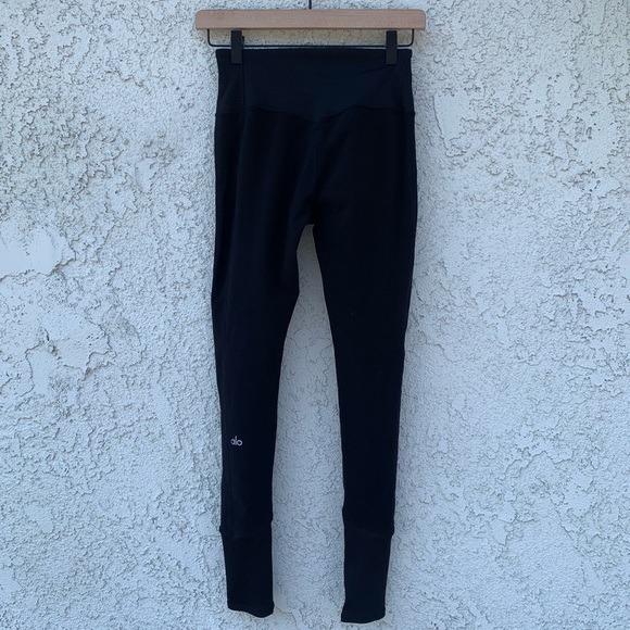 Alo Yoga - High-Waist Alosoft Lounge Legging in Black - Picture 5 of 6